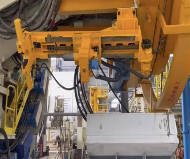 超前钻机在盾构机上装机使用