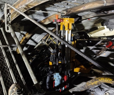 冲击式锚杆钻机在盾构机上装机使用